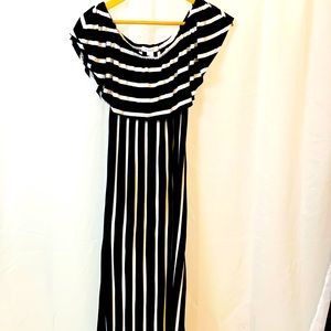 EXIST FLOOR LENGTH GORGEOUS DRESS IN TSHIRT MATERIAL. VERY FLATTERING.
